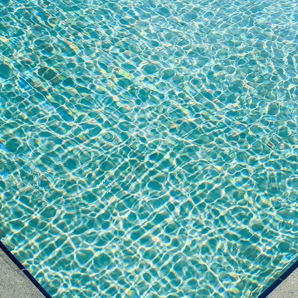 Kolam renang dengan mesin modern, termasuk pompa, filter, dan sistem pemanas, terpasang di area teknis.