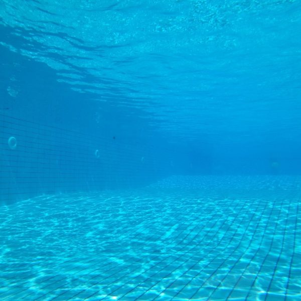Kolam renang dengan mesin modern, termasuk pompa, filter, dan sistem pemanas, terpasang di area teknis.